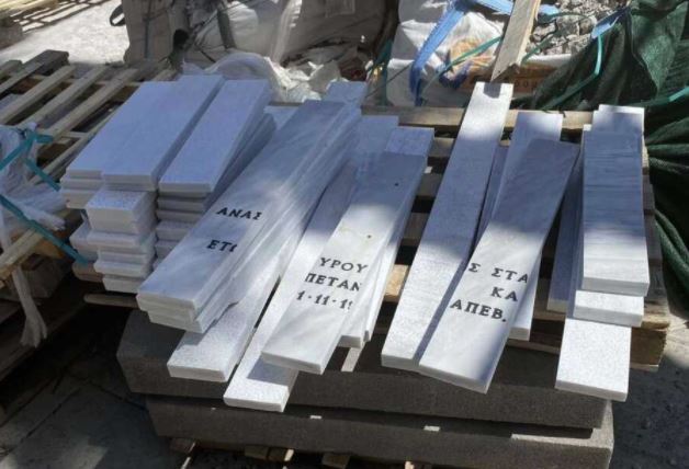 Καλαμάτα: Σάλος μετά από καταγγελία ότι η ανάπλαση στην Ναυαρίνου γίνεται με μάρμαρα... από τάφους!