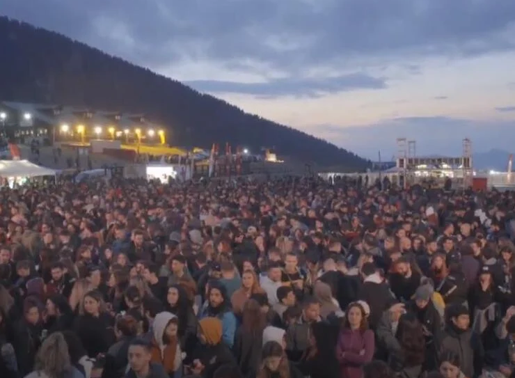 Καλάβρυτα: Χιλιάδες κόσμου στη συναυλία Αγγελάκα στο Helmos Mountain Festival (βίντεο)