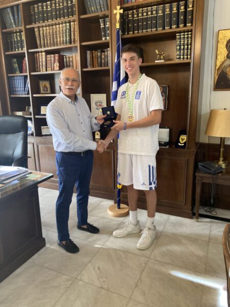 O δήμαρχος Πύργου τίμησε τον Παγκόσμιο Πρωταθλητή Β. Γιαννάτο