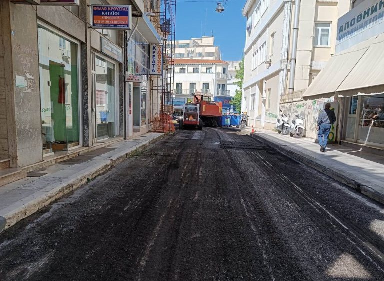 Πύργος: Ξεκίνησαν εργασίες ασφαλτόστρωσης και στην οδό Τάση Καζάζη (πρώην Αχιλλέως)