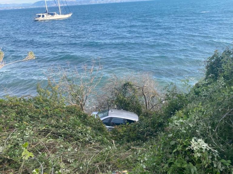 Κέρκυρα: Έπεσε σε γκρεμό (και παραλίγο στη θάλασσα) και βγήκε σώα