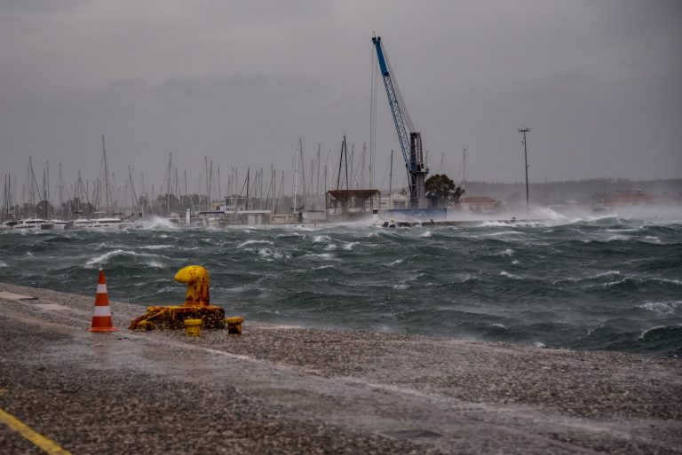 Κακοκαιρία: Τα 114 km/h έφτασε η ταχύτητα των ανέμων – Μανιασμένα κύματα και πτώση της θερμοκρασίας - Κλειστή η γραμμή Κυλλήνη-Ζάκυνθος