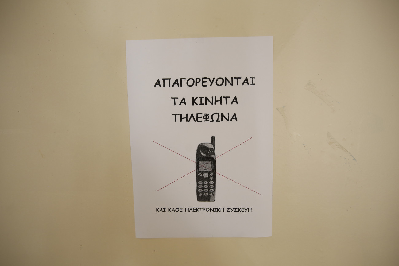 Kινητά τηλέφωνα: «Βροχή» (800) οι αποβολές σε μαθητές