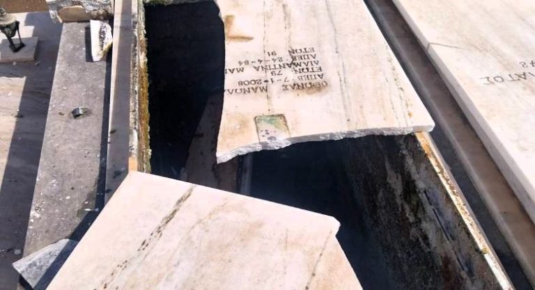 Γαστούνη: Aνεμοστρόβιλος «σήκωσε» τις ταφόπλακες στο νεκροταφείο (pics)