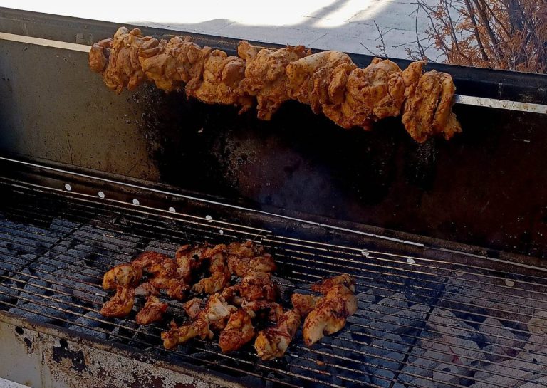 Τσικνοπέμπτη: Η Πάτρα κατανάλωσε 1 εκατομμύριο σουβλάκια!