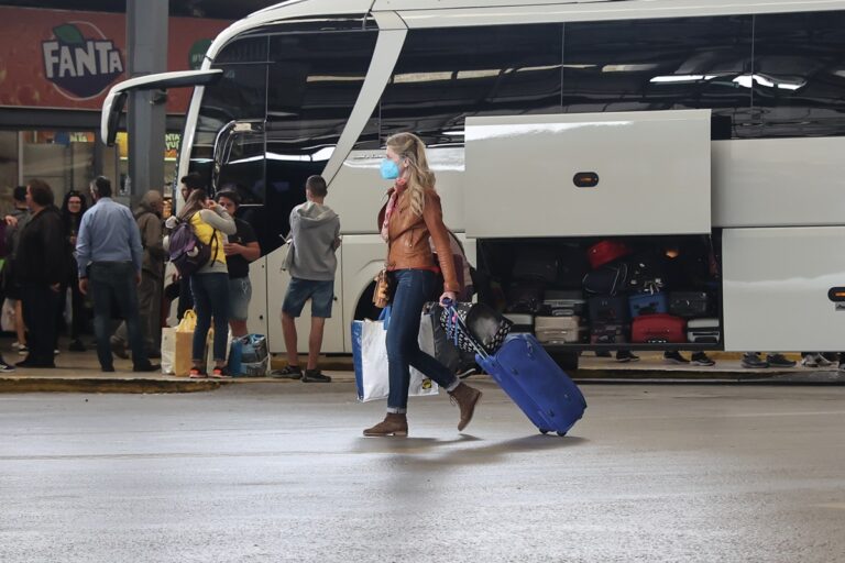 Εισιτήρια ΚΤΕΛ: Ποιοι δικαιούνται έκπτωση 50% στις γιορτές