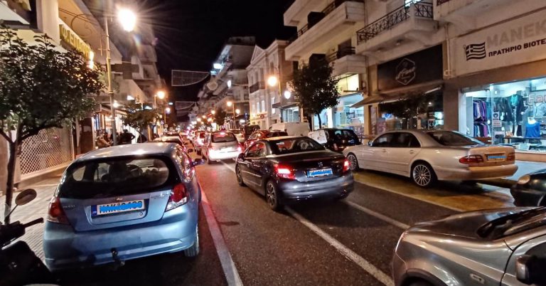 Κίνηση στην οδό Μανωλοπούλου στον Πύργο: «Μα που πάνε όλοι;»... μποτιλιάρισμα