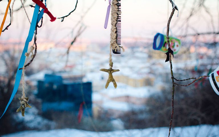Έρευνα: 4 στους 10 στην Ελλάδα πιστεύουν στα μάγια και στο «μάτι»