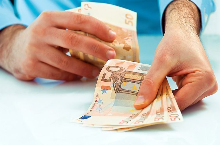 Κατώτατος μισθός: Νέα αύξηση από τον Απρίλιο για 576.000 εργαζομένους