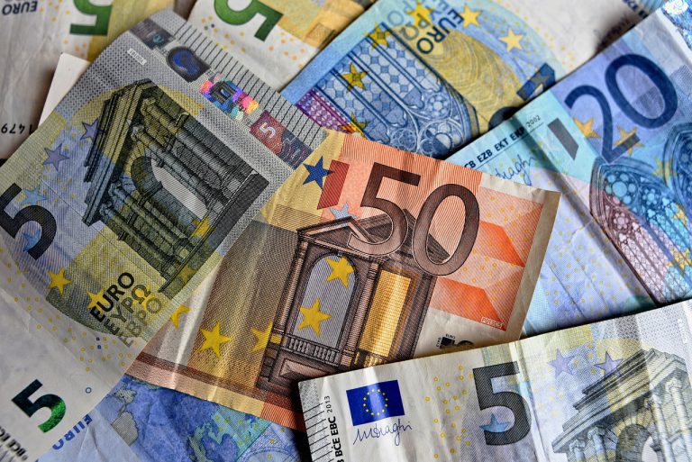 EKT: Πόσα πλαστά χαρτονομίσματα κυκλοφορούν στην αγορά - Πως θα τα εντοπίσετε