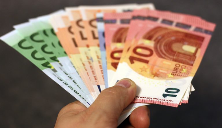 Εξισώνεται ο κατώτατος μισθός σε δημόσιο και ιδιωτικό τομέα - Νέες αυξήσεις σε επιδόματα - Τα ποσά