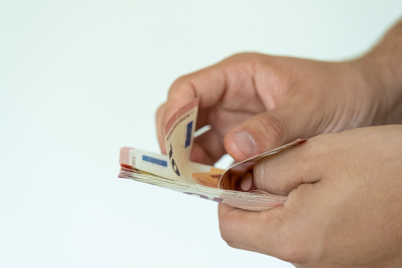 Δημόσιο: Όλες οι αυξήσεις μισθών έως το 2027 (πίνακες)