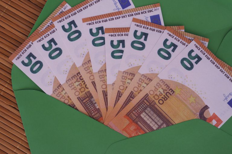 EΛΣΤΑΤ: Δίνουμε τo 35% του εισοδήματος για τροφή και στέγη