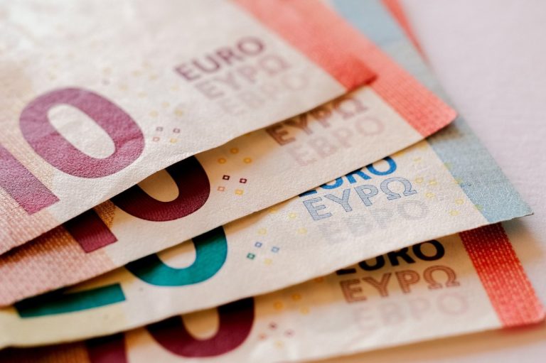 Κατώτατος μισθός: Πόσο (μπορεί να) αυξηθούν μισθοί και επιδόματα