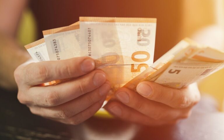 Δήλωναν εισόδημα κάτω από 10.000 ευρώ και δαπάνες ακόμη και 300.000 ευρώ