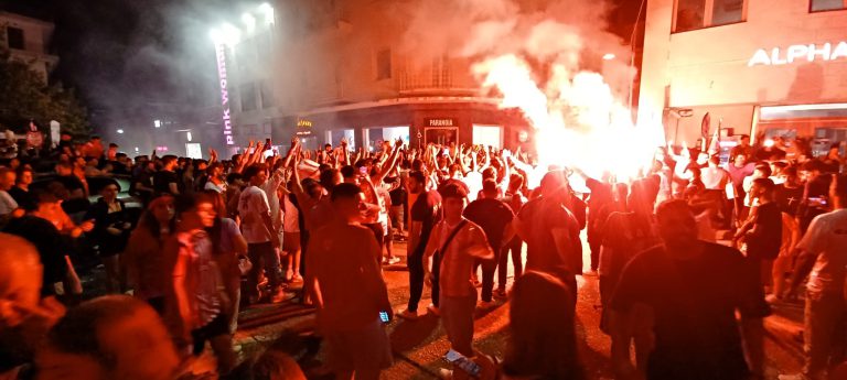 Oλυμπιακός: Κάηκε ο Πύργος από τους πανηγυρισμούς των οπαδών του θρύλου για την κατάκτηση του Conference League (vids + pics)