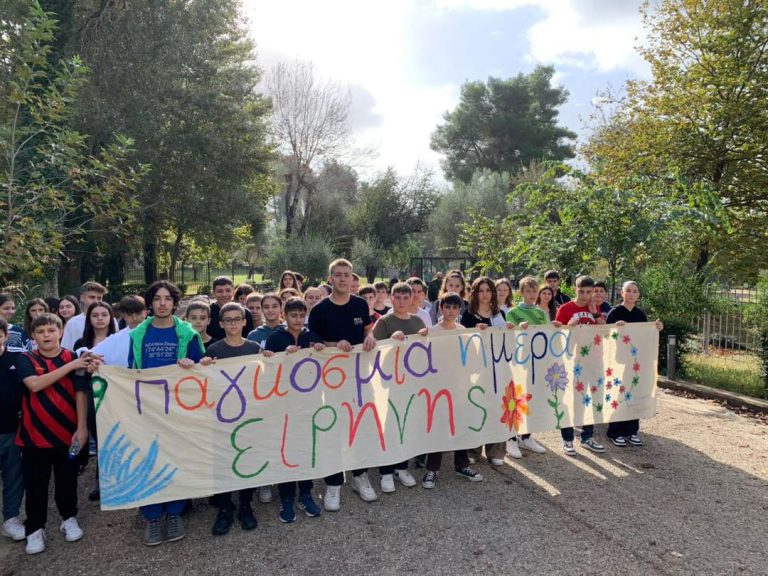 Αρχαία Ολυμπία: Ειρηνική πορεία των μαθητών του Γυμνασίου κατά του πολέμου στην Παλαιστίνη - «Ζητάμε Ειρήνη σε όλο τον κόσμο»