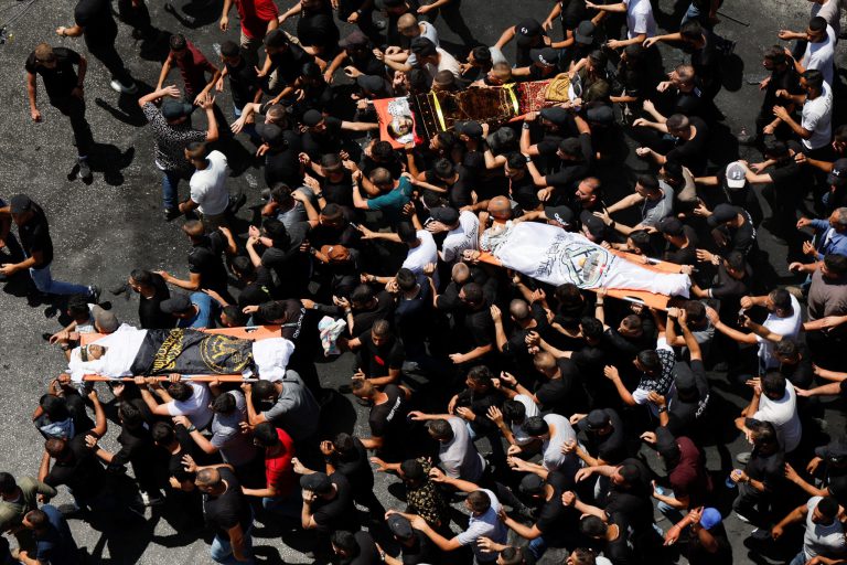 Επίθεση του Ισραήλ στην Τζενίν: Συγκλονιστικές εικόνες από τις κηδείες των νεκρών Παλαιστίνιων (βίντεο + εικόνες)