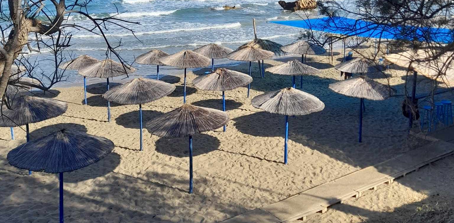 Πύργος: Παραλίες με ομπρέλες αλλά χωρίς… καντίνες και ξαπλώστρες!