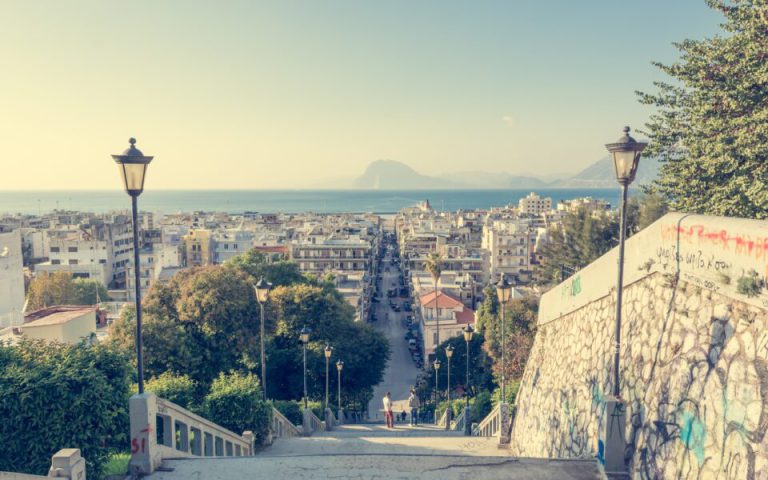 Πάτρα: «Λίφτινγκ» στις εμβληματικές σκάλες του ιστορικού κέντρου