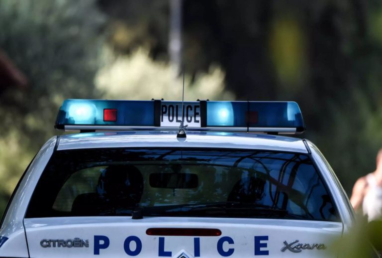 Γαστούνη: Σύλληψη γoνέων γιατί τα ανήλικα παιδιά τους πετούσαν πέτρες σε αυτοκίνητο!