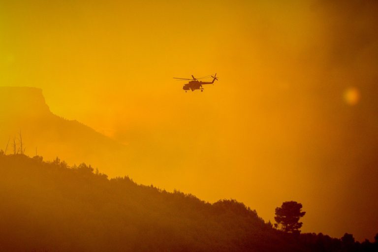 Φωτιά στo Ξυλόκαστρο: Θρήνος για τους δύο νεκρούς εθελοντές – Πατέρας τριών παιδιών ο ένας