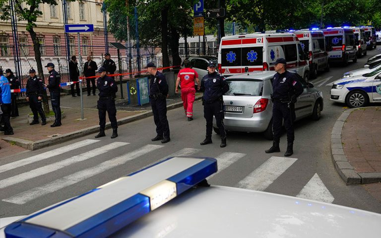 Βελιγράδι: 14χρονος άνοιξε πυρ σε σχολείο – Οκτώ παιδιά κι ένας φύλακας νεκροί (upd+video)