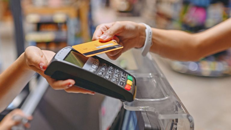 IRIS: Τέλος χρόνου για 150.000 επαγγελματίες