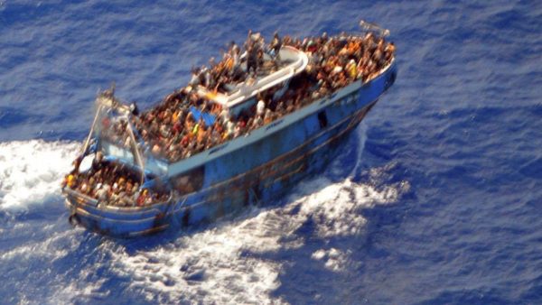 Ναυάγιο στην Πύλο: «Μας τράβηξαν τόσο γρήγορα που βυθιστήκαμε» – Νέα ερωτήματα για τη δράση του Λιμενικού