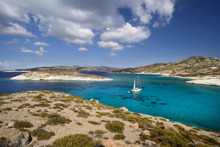 Διακοπές: Πότε συμφέρουν διακοπές σε νησιά και θάλασσα με ιστιοπλοϊκό