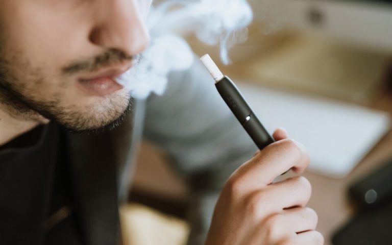 Υπουργείο Υγείας: Αυστηρότεροι κανόνες σε θερμαινόμενα προϊόντα που θα αντιμετωπίζονται όπως τα κλασικά τσιγάρα