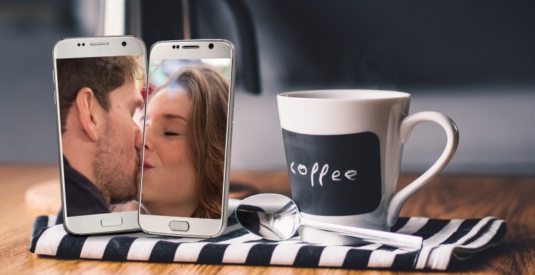 Dating apps: Τα ραντεβού από κοντά κάνουν τη μεγάλη επιστροφή