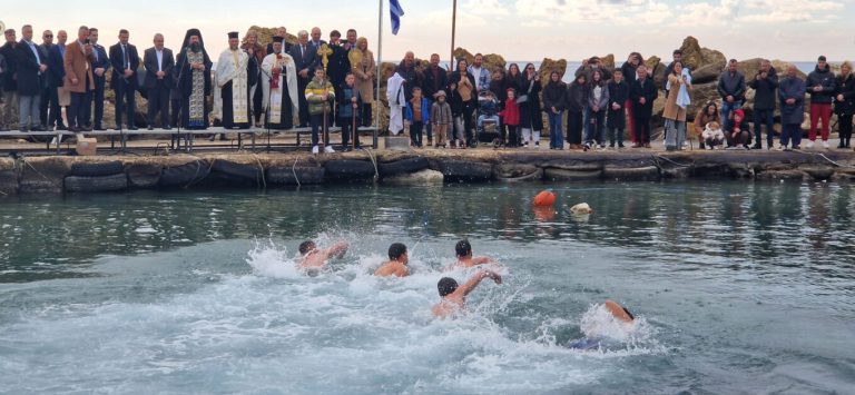 Kαθαγιασμός των υδάτων και κατάδυση του Τίμιου Σταυρού σε Μπούκα και Γλύφα (pics)