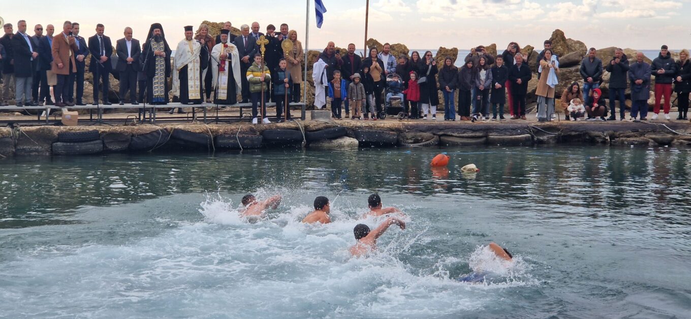 Kαθαγιασμός των υδάτων και κατάδυση του Τίμιου Σταυρού σε Μπούκα και Γλύφα (pics)