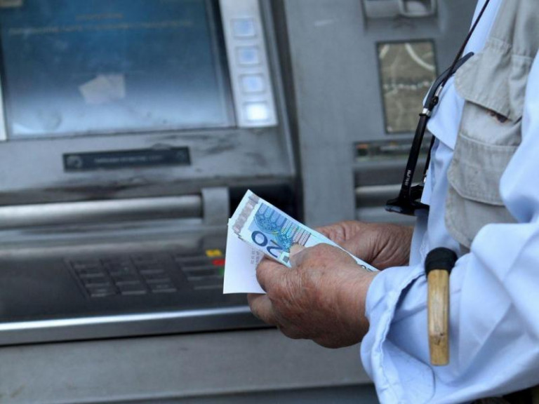 Πύργος: Του `κλέψε τα λεφτά μέσα από τα χέρια έξω από το ΑΤΜ!