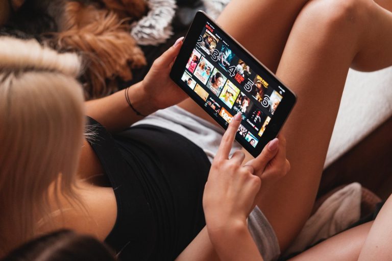 Netflix: Θα ζητά από τους συνδρομητές που μοιράζονται κωδικούς πρόσβασης να πληρώνουν… κάτι παραπάνω!