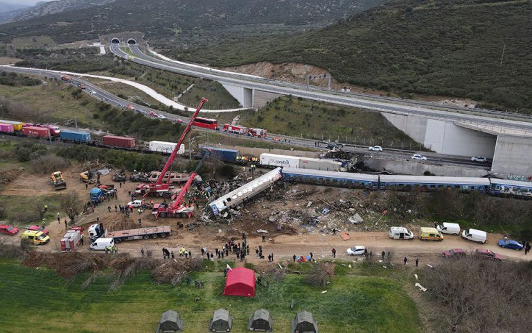 Τέμπη: Δραματικές ώρες – Παραδίδονται οι σοροί στις οικογένειες – Ολοκληρώνονται οι έρευνες