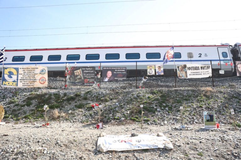 Τέμπη: Ράγισαν καρδιές στο ετήσιο μνημόσυνο για τα 57 θύματα του δυστυχήματος