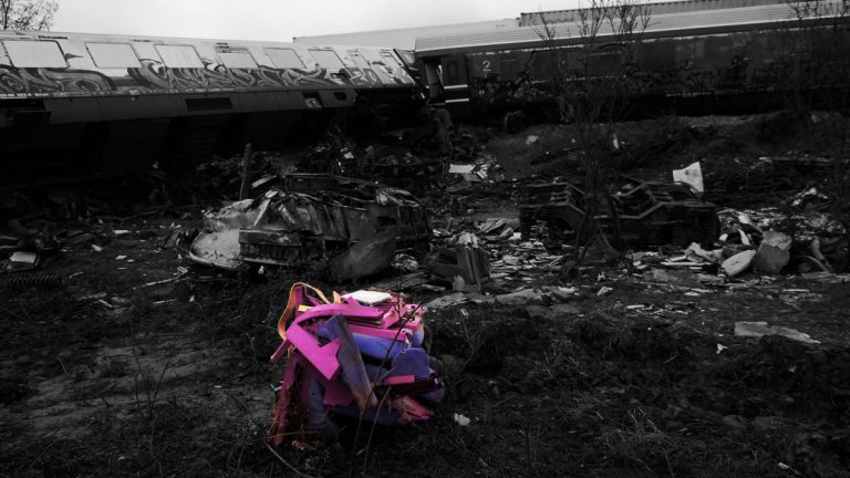 Τέμπη: Εξοργίζει το πινγκ – πονγκ ευθυνών ενώ το αφήγημα για το «ανθρώπινο λάθος» δεν πείθει και ο κόσμος «βράζει»