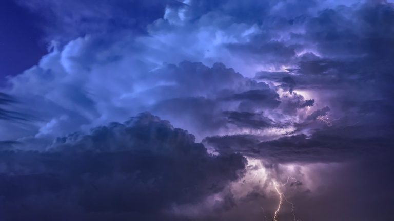 Συστάσεις της Πολιτικής Προστασίας για την κακοκαιρία - «Μην περνάτε κάτω από μεγάλα δέντρα