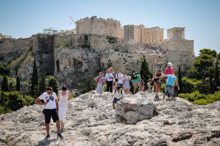 Τουρισμός: «Το πάρτι δεν θα γίνει» – Τι λένε οι επιχειρηματίες του κλάδου  για τη φετινή σεζόν