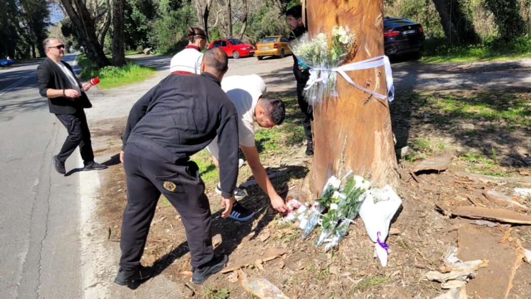 Tροχαίο στη Σπάρτη: Λουλούδια και κεριά στο δέντρο όπου σκοτώθηκαν οι τρεις φοιτητές