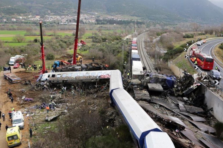 Τέμπη: Οργή των συγγενών για τη συγκάλυψη στην Εξεταστική