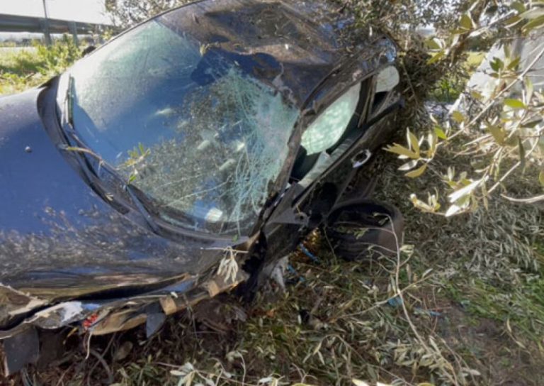 Aμφιλοχία: Σοκαριστικό τροχαίο με αυτοκίνητο να παρασέρνει ό