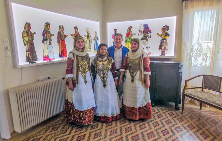 Η παραδοσιακή φορεσιά στο θέατρο σκιών: Πρωτότυπη έκθεση τέχνης του Ηλείου καλλιτέχνη Θανάση Τζοΐτη