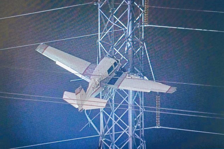 ΗΠΑ-Ουάσιγκτον: Αεροπλάνο καρφώθηκε σε πυλώνα υψηλής τάσης 