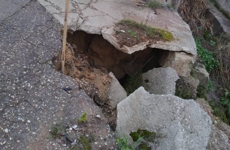 Πύργος: Καθίζηση οδοστρώματος στο ρέμα του Αγ. Χαραλάμπους στη Βαρβάσαινα