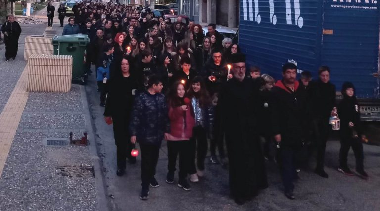 Βάρδα: Πλήθος κόσμου στην συγκέντρωση-πορεία διαμαρτυρίας για τη φονική σύγκρουση στα Τέμπη