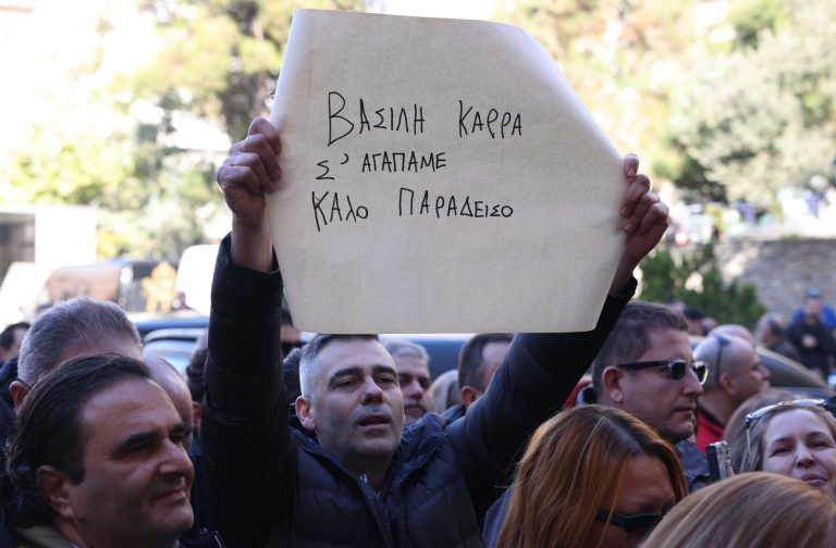 Βασίλης Καρράς: Ουρές για το λαϊκό προσκύνημα – Αντίο με τραγούδια και χειροκρότημα (video + pics)