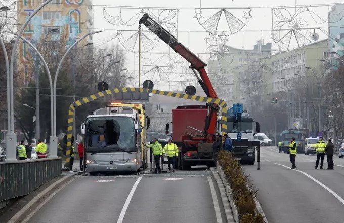 Τραγωδία στη Ρουμανία: Η στιγμή που το λεωφορείο αλλάζει λωρίδα και κατευθύνεται στην μοιραία αψίδα